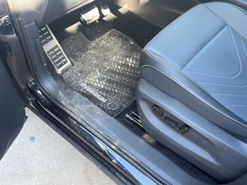 Used 2025 Volkswagen Tiguan SE R-Line image 23