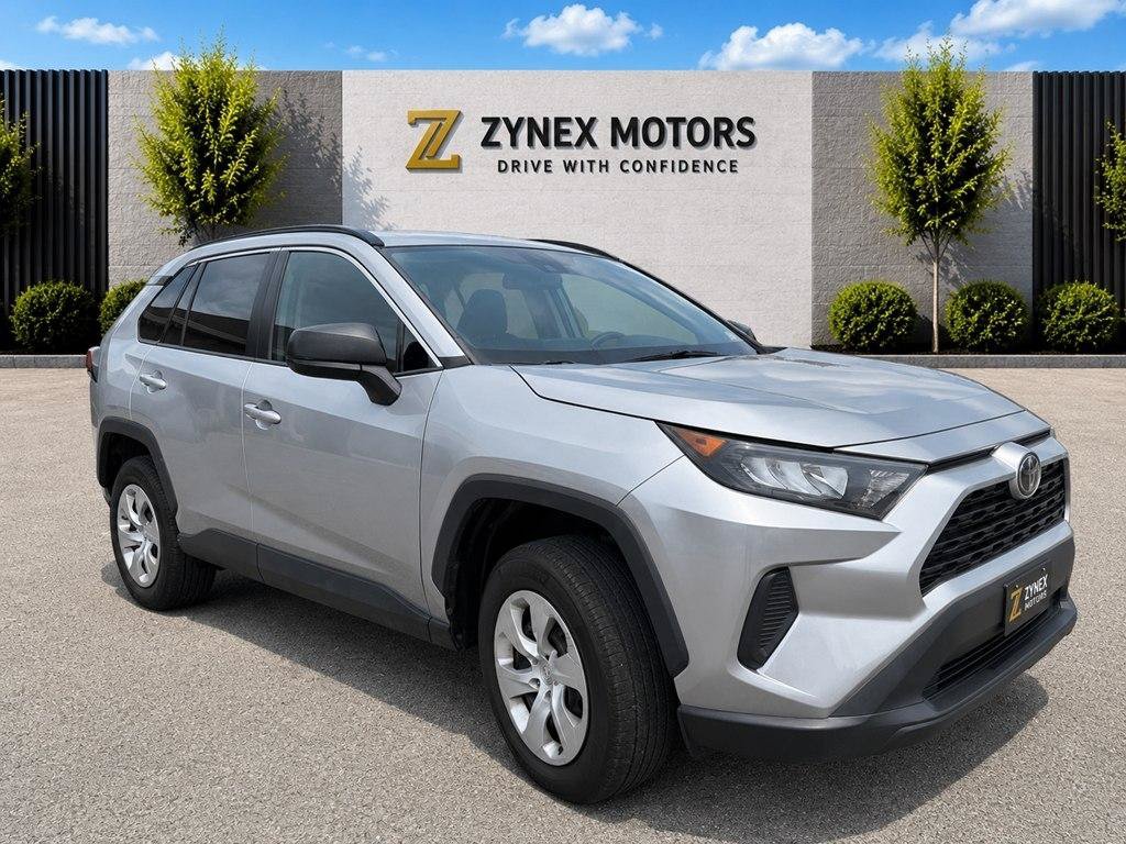 Used 2019 Toyota RAV4 LE FWD image 2