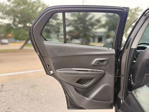 Used 2019 Chevrolet Trax LT w/ LT Convenience Package image 20