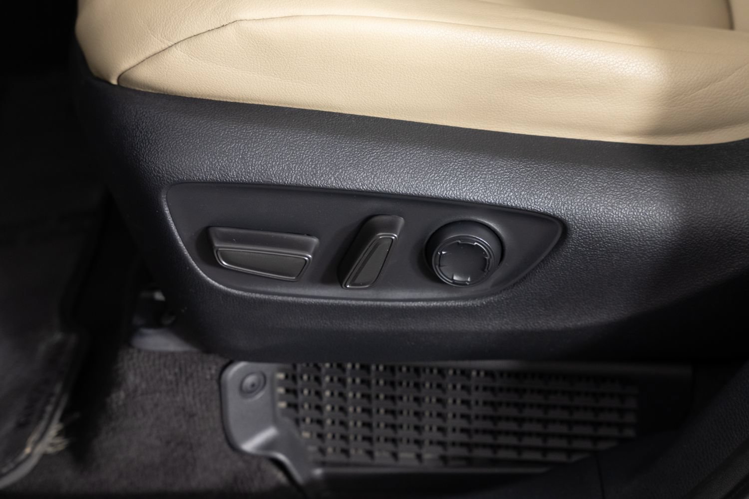 Used 2021 Toyota Sienna XLE FWD image 16