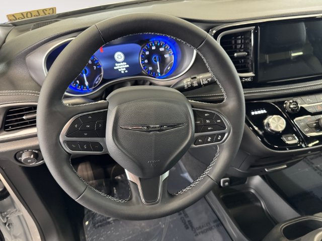 New 2026 Chrysler Pacifica Select AWD/4WD image 12