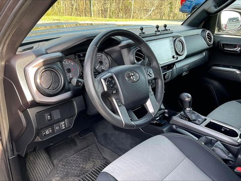 Used 2022 Toyota Tacoma TRD Sport w/ Technology Package AWD/4WD image 14
