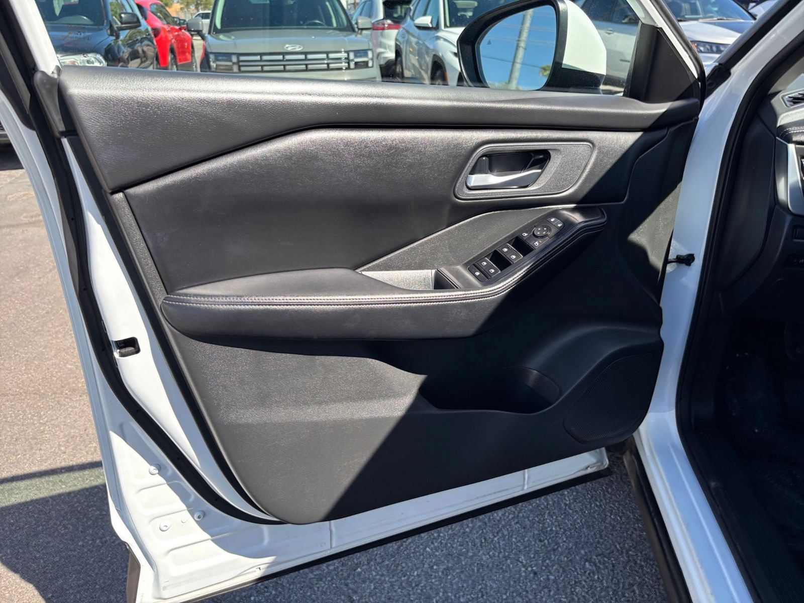 Used 2025 Nissan Rogue SV AWD/4WD image 18