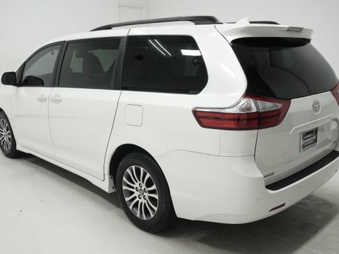 Used 2019 Toyota Sienna XLE w/ XLE Navigation Package FWD image 6