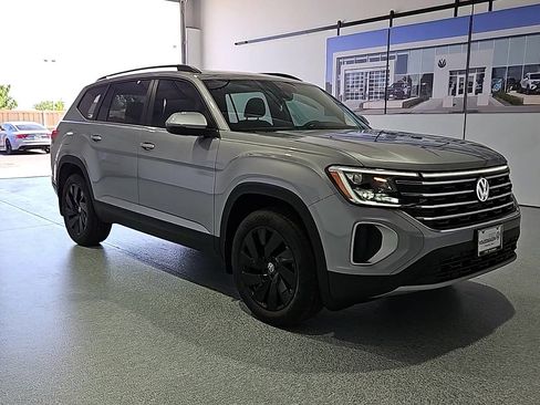 New 2026 Volkswagen Atlas SE FWD image 2