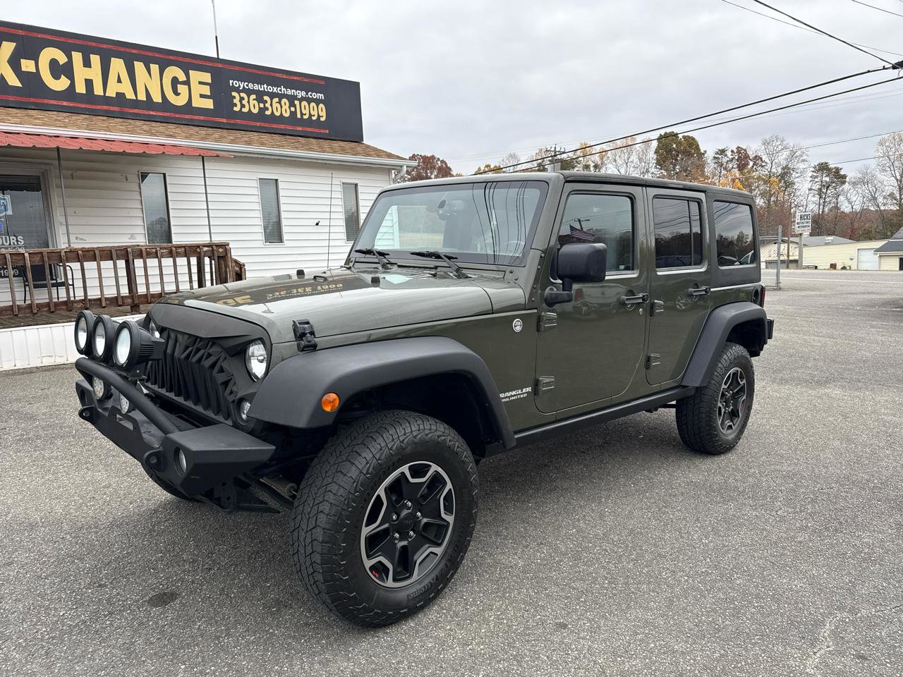 Used 2015 Jeep Wrangler Unlimited Rubicon w/ Connectivity Group AWD/4WD image 2