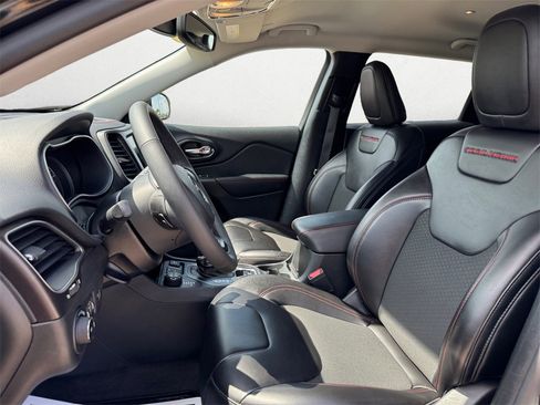 Used 2022 Jeep Cherokee Trailhawk w/ Comfort/Convenience Group image 9