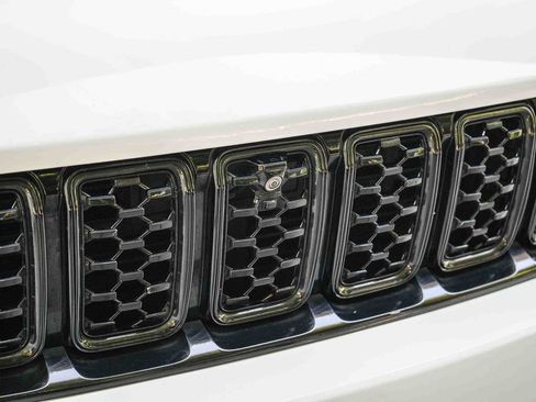 Used 2022 Jeep Grand Cherokee Summit w/ Advanced Protech Group IV AWD/4WD image 9