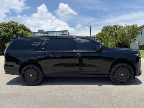 Used 2024 Cadillac Escalade ESV Sport w/ LPO, ONYX Package AWD/4WD image 5