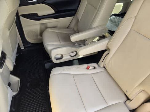 Used 2016 Toyota Highlander XLE FWD image 13