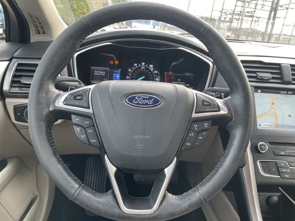 Used 2017 Ford Fusion SE w/ Fusion SE Technology Package FWD image 16
