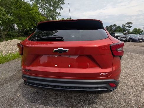Used 2024 Chevrolet Trax RS w/ Sunroof Package FWD image 19