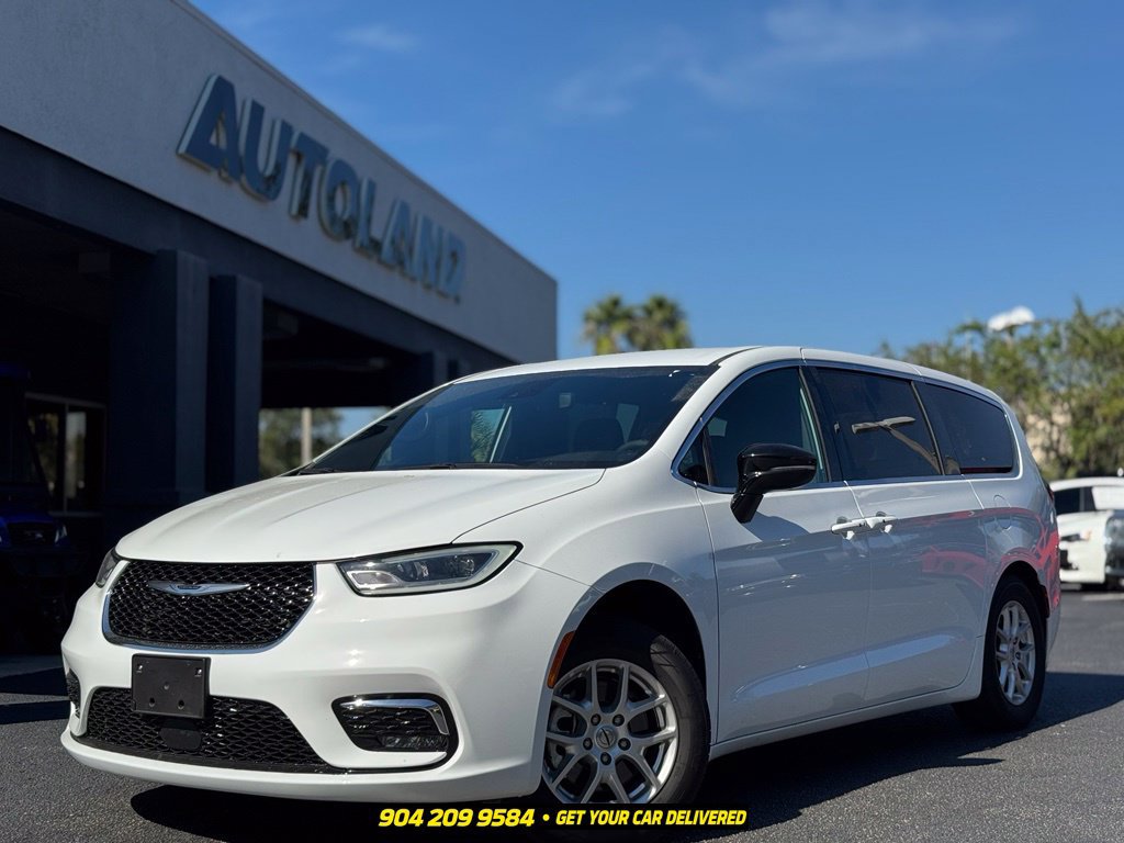 Used 2025 Chrysler Pacifica Select FWD image 1