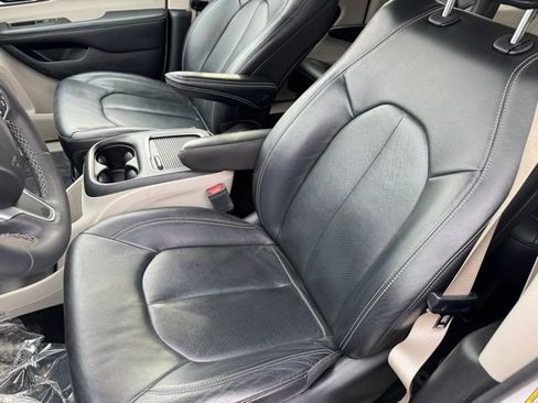 Used 2022 Chrysler Pacifica Touring-L FWD image 5