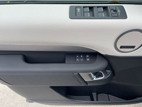 New 2025 Land Rover Discovery Dynamic SE image 14