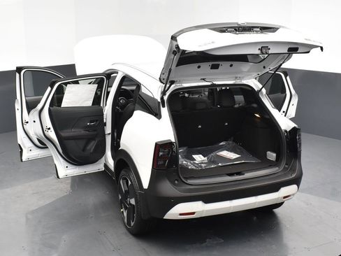 Certified 2025 Nissan Kicks SR image 27