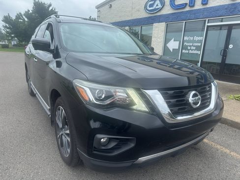 Used 2017 Nissan Pathfinder Platinum w/ Family Entertainment Package FWD image 2