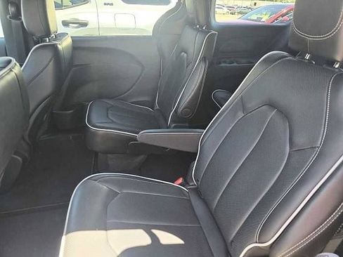 Used 2026 Chrysler Pacifica Limited FWD image 2