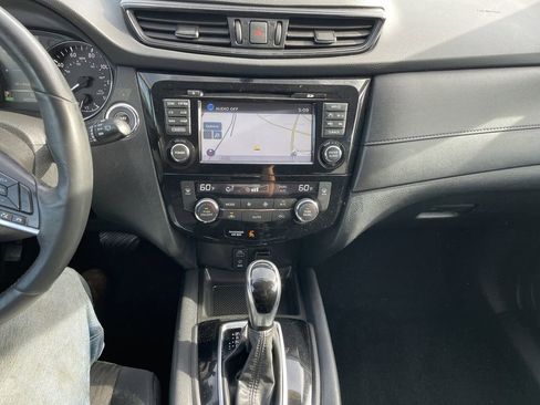 Used 2017 Nissan Rogue SV w/ SV Premium Package AWD/4WD image 18