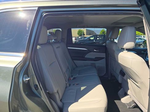 Used 2019 Toyota Highlander XLE w/ Carpet Mat Package (TMS) AWD/4WD image 12