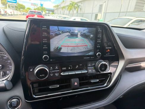Used 2022 Toyota Highlander XLE AWD/4WD image 6