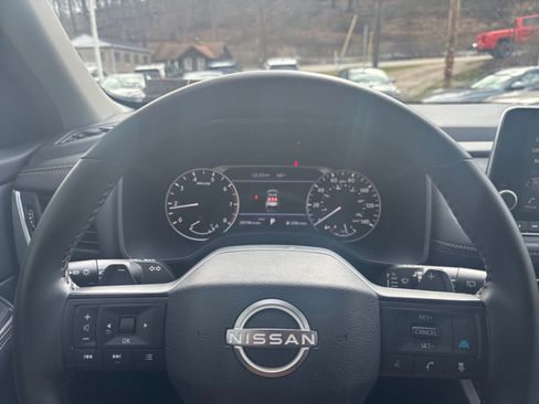 Used 2025 Nissan Rogue SV image 30