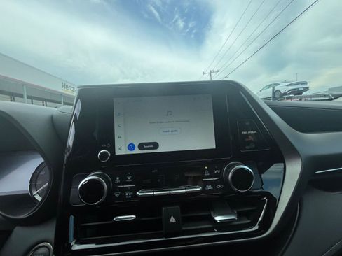 Used 2025 Toyota Highlander LE FWD image 20
