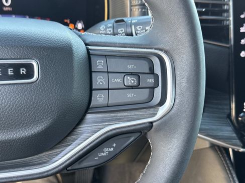 Used 2023 Jeep Wagoneer L Series III w/ Preferred Equipment Group image 12