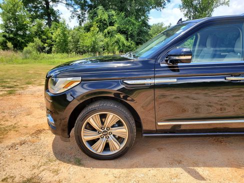 Used 2018 Lincoln Navigator Reserve AWD/4WD image 4