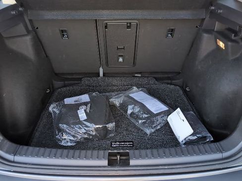 Used 2023 Volkswagen Taos SE w/ Panoramic Sunroof Package image 28