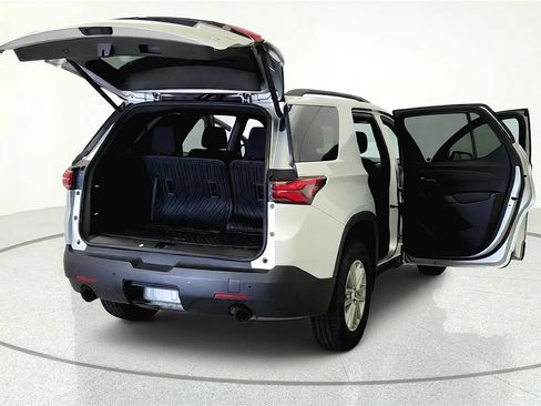 Used 2022 Chevrolet Traverse LT FWD image 12