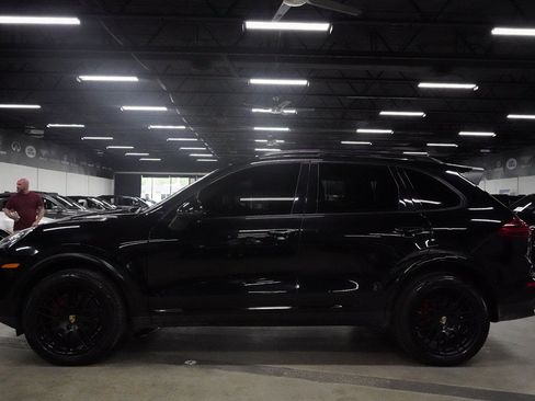 Used 2017 Porsche Cayenne Platinum Edition AWD/4WD image 2