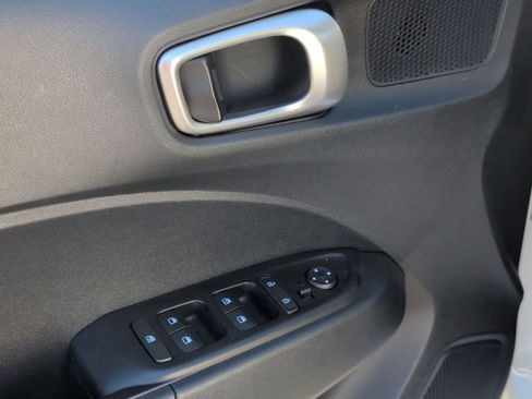 Used 2025 Hyundai Venue SEL image 13