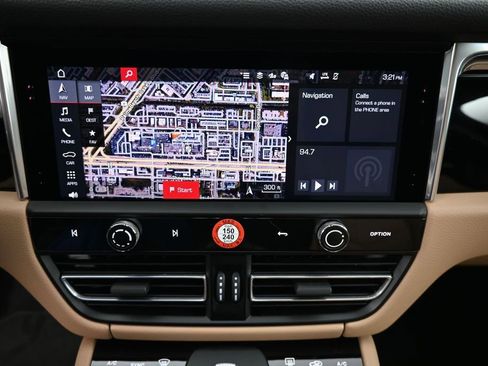 Certified 2025 Porsche Macan AWD/4WD image 19