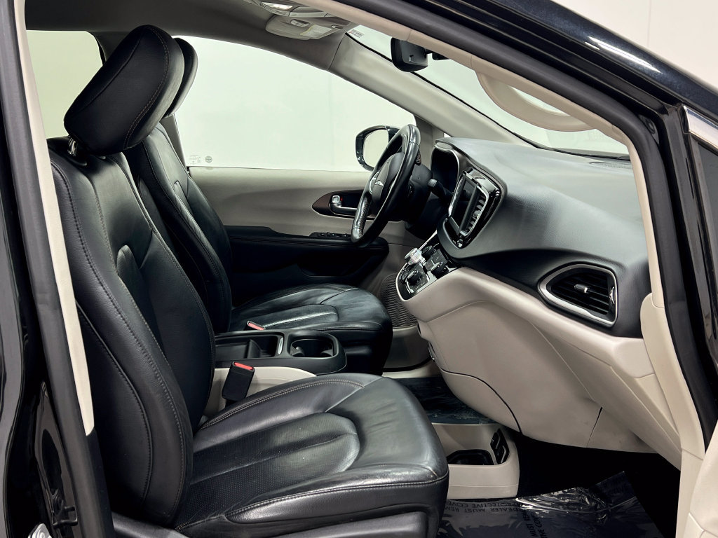 Used 2019 Chrysler Pacifica Touring-L FWD image 36