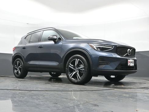 New 2026 Volvo XC40 B5 Core w/ Protection Package Premier image 40
