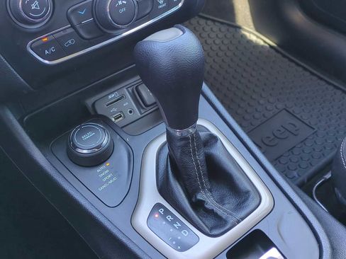 Used 2016 Jeep Cherokee Latitude w/ Cold Weather Group image 15