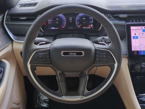 Used 2025 Jeep Grand Cherokee Limited RWD image 23
