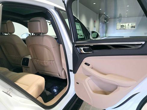 Used 2025 Porsche Macan image 18