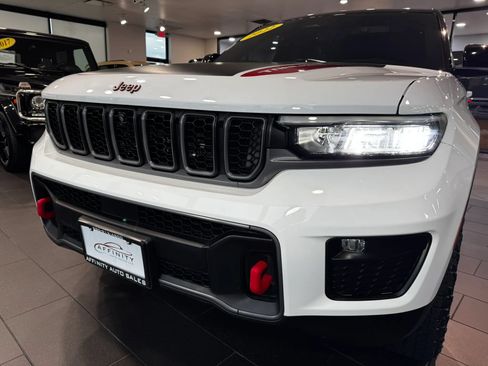 Used 2022 Jeep Grand Cherokee Trailhawk w/ Luxury Tech Group III AWD/4WD image 9