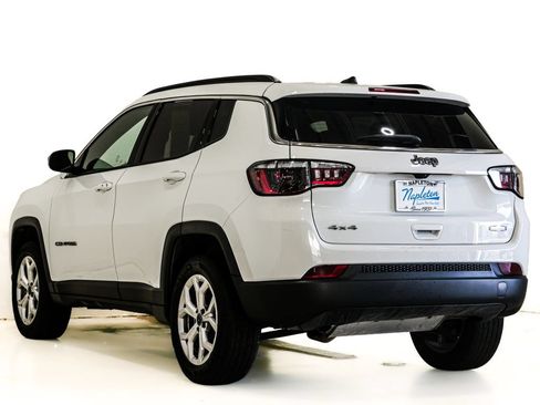 Used 2025 Jeep Compass Latitude w/ Sun & Sound Group AWD/4WD image 9
