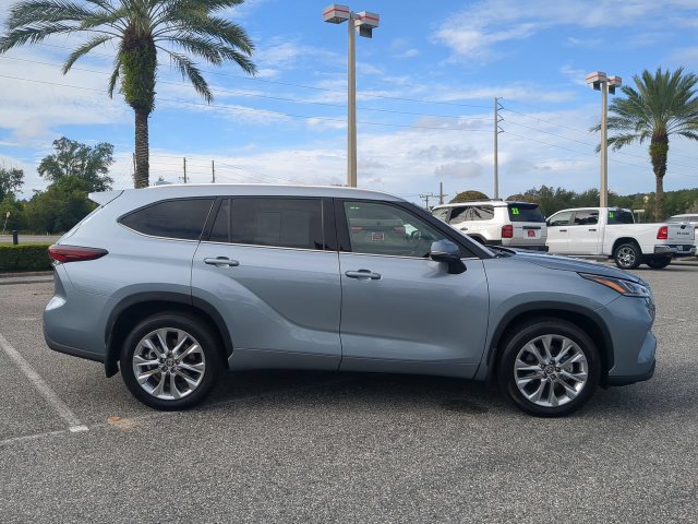 Used 2024 Toyota Highlander Limited FWD image 3