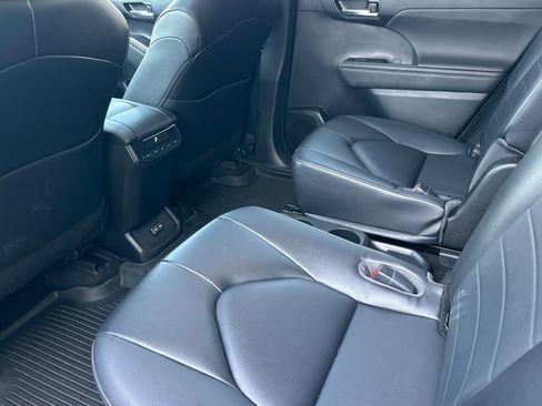 Used 2023 Toyota Highlander XLE FWD image 12