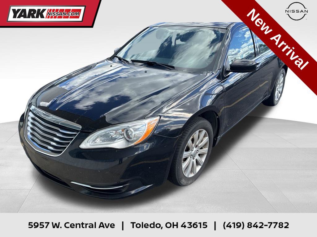 Used 2013 Chrysler 200 Touring w/ Cold Weather Group FWD image 1