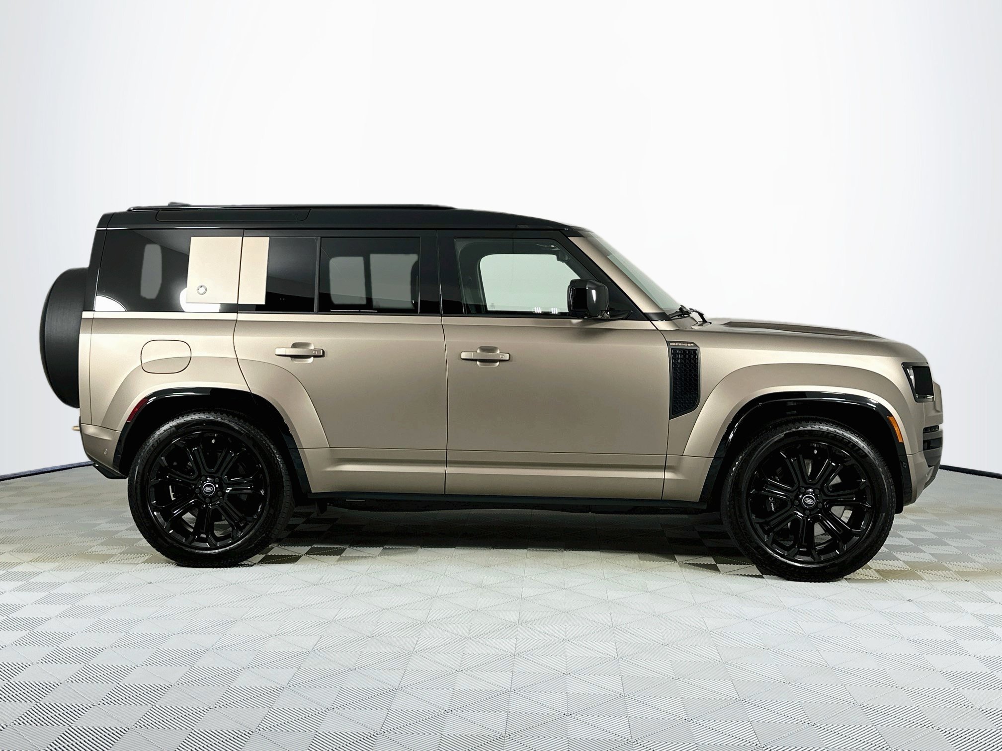Certified 2025 Land Rover Defender 110 AWD/4WD image 4