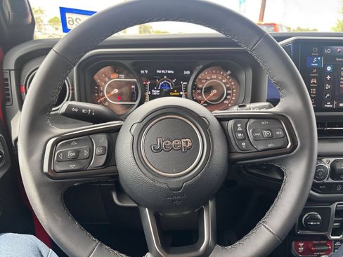 Used 2025 Jeep Wrangler Unlimited Rubicon AWD/4WD image 27