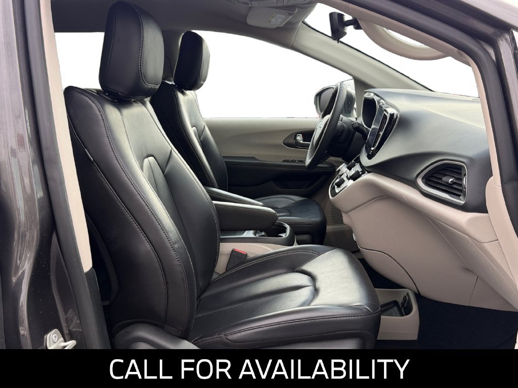 Used 2023 Chrysler Pacifica Touring-L FWD image 17