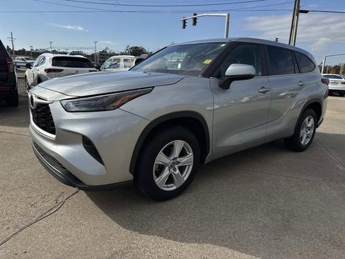 Used 2023 Toyota Highlander LE image 3