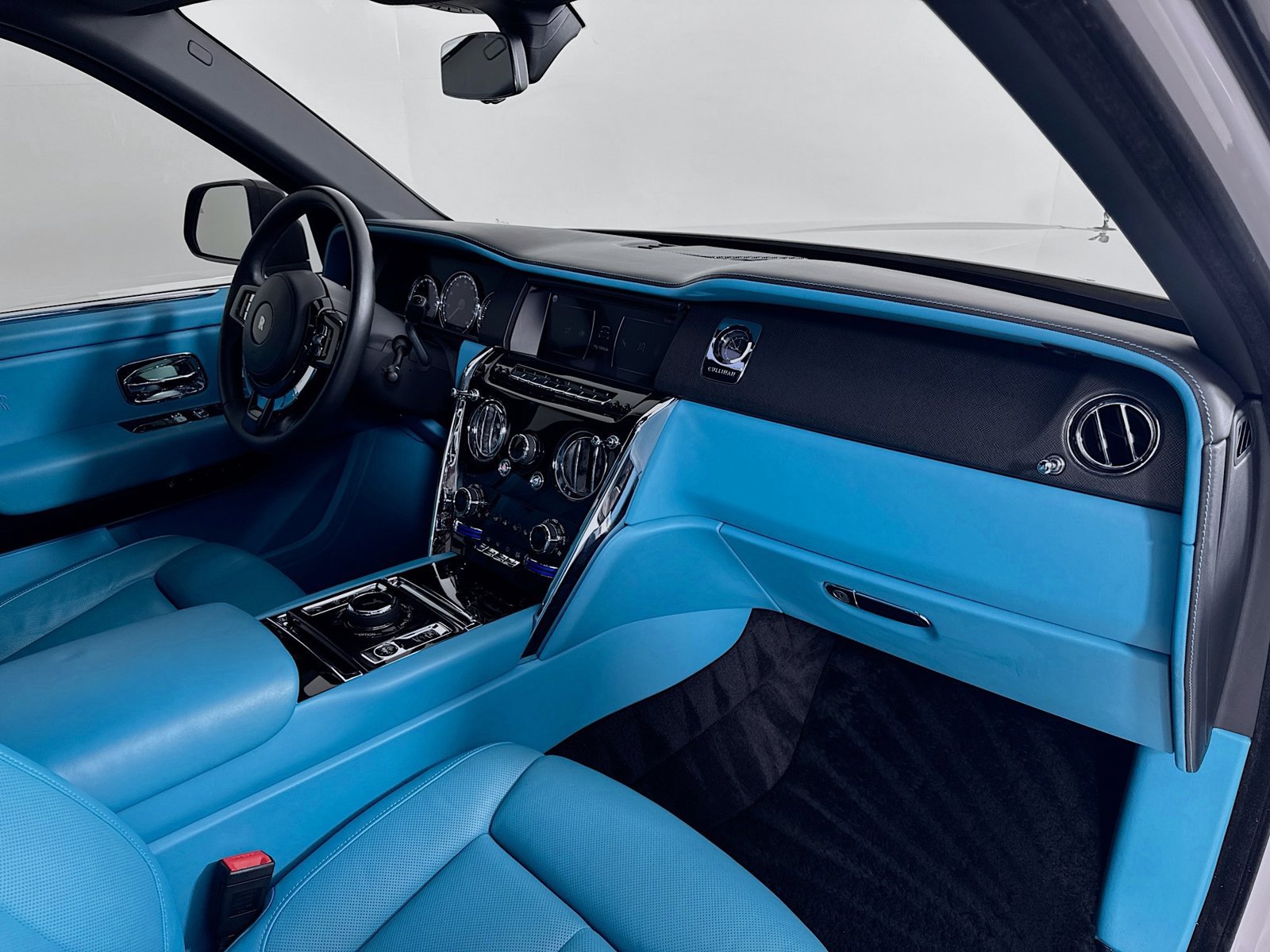 Certified 2022 Rolls-Royce Cullinan w/ Dark Exterior Package AWD/4WD image 29