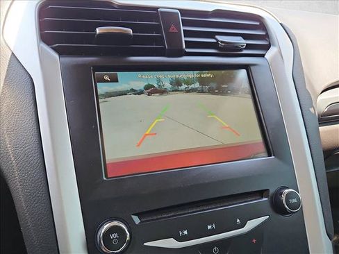 Used 2015 Ford Fusion SE FWD image 13